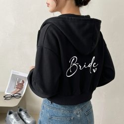   Dámska mikina s kapucňou a zipsom s nápisom „Bride“ – čierna, viacero veľkostí 61M0852WVV-3