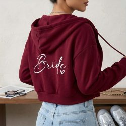   Dámska mikina s kapucňou a zipsom s nápisom „Bride“ – bordová, viacero veľkostí 61M0852WVV-4