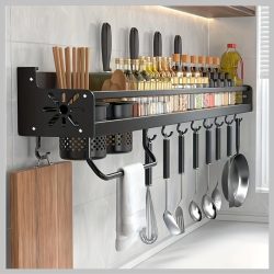   Kovová nástenná kuchynská polica – s háčikmi a úložnými prvkami CM492720