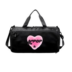   Štýlová obrovská cestovná a športová taška s motívmi K-POP – so samostatným priestorom na topánky DG8714960