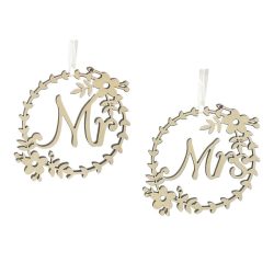   Ruszitkus drevená svadobná tabuľka na stoličku „Mr“ a „Mrs“ – zdobená kvetinovým vencom TM4914334